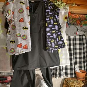 Dickies/Marvel Scrub Set Size 2X with 2 Extra Scrub Tops to Mix and Match in 2X
